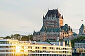 Kanada, Quebec, Quebec City, die Stadt und das Chateau de Frontenac bei Sonnenuntergang von den Docks aus