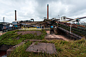 Riesiges, schweres Stahlwerk und Industriegelände, das verschiedene Stahlsorten in einer CO2-emittierenden und -ausstoßenden Fabrik herstellt. IJmuiden, Niederlande.