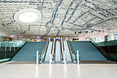 Delft, Niederlande. Treppen und Rolltreppen in der neu (2016) gebauten Bahnhofshalle.