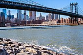 New York City, USA. Blick auf die Manhattan Bridge und den East River vom John Street Park, Dumbo, Brooklyn.