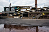 Riesiges, schweres Stahlwerk und Industriegelände, in dem verschiedene Stahlsorten in einer CO2-emittierenden und -verschmutzenden Fabrik hergestellt werden. IJmuiden, Niederlande.