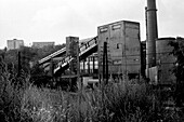 Fabrik in den Außenbezirken der Hauptstadt, kurz nach dem Fall des Kommunismus, Anfang der 1990er Jahre. Ein Großteil der kommunistischen Industrie ist veraltet und wird durch moderne Produktionsanlagen ersetzt. Gedreht auf analogem Schwarz-Weiß-Film im Jahr 1991. Prag, TsjechiÃ", Tschechische Republik.