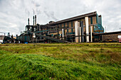 Riesiges, schweres Stahlwerk und Industriegelände, in dem verschiedene Stahlsorten in einer CO2-emittierenden und -ausstoßenden Fabrik hergestellt werden. IJmuiden, Niederlande.