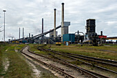 Riesiges, schweres Stahlwerk und Industriegelände, das verschiedene Stahlsorten in einer CO2-emittierenden und -absaugenden Fabrik herstellt. IJmuiden, Niederlande.