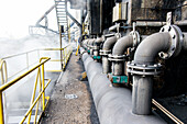 Riesiges, schweres Stahlwerk und Industriegelände, in dem verschiedene Stahlsorten in einer CO2-emittierenden und -absorbierenden Fabrik hergestellt werden. IJmuiden, Niederlande.