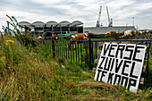 Eine Herde Milchkühe auf dem schwimmenden Bauernhof, die Gras grasen, während sie Milch und Milchprodukte für die Lebensmittel- und Getränkeindustrie produzieren. Rotterdam, Niederlande.