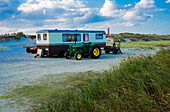 Anhänger und Traktor am Nordstrand von Schiermonnikoog, Niederlande.