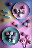 Bunte französische Macarons. Ästhetisches Flatlay mit Retro-Farbblockierung.