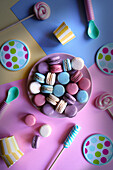 Bunte französische Macarons. Ästhetisches Flatlay im Retro-Color-Blocking-Stil.