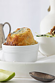 Gorgonzola-Soufflé mit kandierten Nüssen, Birne und Rucola