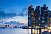 Wolkenkratzer von Marine City und Gwangan-Brücke in der Abenddämmerung, Busan, Südkorea, Asien