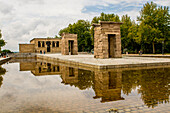 Der ägyptisch-nubische Templo de Debod (Tempel von Debod) im Parque de la Montana, Madrid, Spanien, Europa