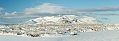 Gefrorener See Selvallavatn und schneebedecktes Lavafeld, Island, Polarregionen