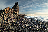 Meeresklippen und Felsformationen am Strand von Djupalonssandur, Island, Polarregionen