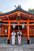 Frauen in traditioneller Kleidung beim Besuch von Tempeln und Schreinen während der Kirschblütenzeit (Sakura) und -feste, Kyoto, Honshu, Japan, Asien