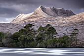 Eismuster auf Loch Cul Dromannan mit Ben Mor Coigach im Hintergrund, Assynt-Coigach National Scenic Area, Assynt, Inverpolly, Sutherland, Schottische Highlands, Schottland, Vereinigtes Königreich, Europa