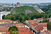 Gediminas-Turm auf dem Hügel vom Turm der Johanniskirche aus gesehen, Vilnius, Litauen, Europa