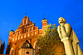 Adam-Mickiewicz-Denkmal in der Nähe der St.-Anna-Kirche und der Kirche des Heiligen Franziskus und des Heiligen Bernhard, UNESCO-Welterbe, Vilnius, Litauen, Europa