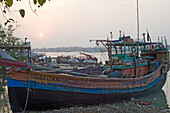 Ein Fischerboot am Hooghly-Fluss in der Abenddämmerung, Kolkata (Kalkutta), Westbengalen, Indien, Asien