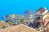 Taormina und die ionische Küste vom Hauptplatz von Castelmola aus gesehen, Castelmola, Taormina, Sizilien, Italien, Mittelmeer, Europa