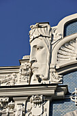 Teil des Giebels der Jugendstilfassade des Gebäudes in der Elizabetes-Straße, Werk des Architekten Mikhail Eisenstein, UNESCO-Weltkulturerbe, Riga, Lettland, Baltikum, Europa