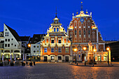 Rolandsstatue, Haus der Schwarzhäupter und Schwabe-Haus, Rathausplatz, Ratslaukums,UNESCO-Welterbestätte, Riga, Lettland, Baltikum, Europa