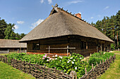 Strohdachhaus im Dorf Kurzeme, Ethnografisches Freilichtmuseum bei Riga, Lettland, Baltikum, Europa