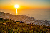 Menschen beobachten den Sonnenuntergang über der Bantry Bay vom Signal Hill aus, Kapstadt, Westkap, Südafrika, Afrika