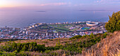 Blick auf das DHL-Stadion in Kapstadt vom Signal Hill aus in der Abenddämmerung, Kapstadt, Westkap, Südafrika, Afrika