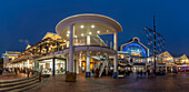 Blick auf Restaurants an der Waterfront in der Abenddämmerung, Kapstadt, Westkap, Südafrika, Afrika