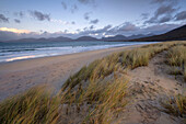 Sanddünen am Luskentyre Beach und die Harris Hills, Isle of Harris, Äußere Hebriden, Schottland, Vereinigtes Königreich, Europa