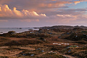 Typische Harris-Moorlandschaft und die Small Islands, Blick auf Rubha Bhocaig, Isle of Harris, Äußere Hebriden, Schottland, Vereinigtes Königreich, Europa