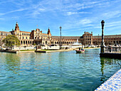 Blick auf die Plaza de Espana (Spanienplatz), erbaut 1928 für die Ibero-Amerikanische Ausstellung von 1929, Wahrzeichen der regionalistischen Architektur, Parque de Maria Luisa (Maria-Luisa-Park), Sevilla, Andalusien, Spanien, Europa