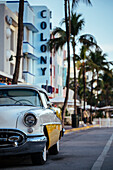 Oldsmobile Super 88 Cabrio, geparkt vor dem Avalon Hotel, Ocean Drive, South Beach, Miami, Dade County, Florida, Vereinigte Staaten von Amerika, Nordamerika