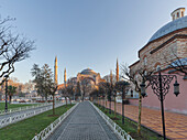 Außenansicht der Hagia Sophia Moschee bei Sonnenaufgang, UNESCO-Weltkulturerbe, Istanbul, Türkei, Europa