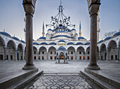 Außenansicht der Sultanahmet Camii (Blaue Moschee) bei Sonnenaufgang, UNESCO-Welterbe, Istanbul, Türkei, Europa