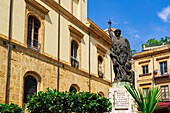 Bronzestatue des Empedokles, Philosoph und Arzt, im Stadtzentrum, Agrigento, Sizilien, Italien, Europa