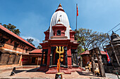 Mrigasthali-Tempel mit Shiva-Dreizack und blauem Himmel, Pashupatinath, Kathmandu, Nepal, Asien