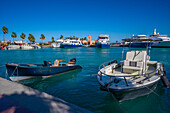 Blick auf Boote und das farbenfrohe Hafenbüro im Yachthafen von Hurghada, Hurghada, Rotes Meer Gouvernement, Ägypten, Nordafrika, Afrika