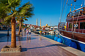 Blick auf Boote im Yachthafen von Hurghada und Al Mina Moschee im Hintergrund, Hurghada, Rotes Meer Gouvernement, Ägypten, Nordafrika, Afrika