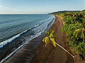 Luftaufnahme der Drake Bay, Provinz Puntarenas, Costa Rica, Mittelamerika