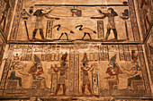 Reliefs von Pharaonen sowie Göttern und Göttinnen im unteren Register, Heiligtum, Hathor-Tempel, Dendera, Qena, Ägypten, Nordafrika, Afrika