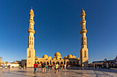 Blick auf die Al Mina Moschee während der goldenen Stunde, Hurghada, Rotes Meer, Ägypten, Afrika, Nordafrika, Afrika