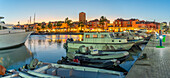 Blick auf Boote, Café und Restaurant im Yachthafen von Hurghada in der Abenddämmerung, Hurghada, Rotes Meer Gouvernement, Ägypten, Nordafrika, Afrika