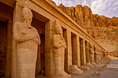 Blick auf den Totentempel der Hatschepsut, UNESCO-Welterbe, Deir el-Bahari, Theben, Ägypten, Nordafrika, Afrika