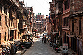 Blick entlang einer Fußgängerstraße mit traditionellen Ziegelhäusern im Zentrum von Bhaktapur, Kathmandu, Nepal, Asien