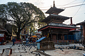 Früher Morgen am hinduistischen Indrayani-Tempel mit Tauben, die von Gläubigen gefüttert werden, Kathmandu, Nepal, Asien