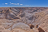 Eine tiefe Schlucht, die sich durch die Hügel aus violettem und grauem Bentonit-Ton in der Nähe von Hamilili Point am südlichen Ende des Petrified Forest National Park, Arizona, Vereinigte Staaten von Amerika, Nordamerika, gegraben hat