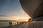 Das MAAT bei Sonnenuntergang (Museum für Kunst, Architektur und Technologie), am Ufer des Tejo, Lissabon, Portugal, Europa