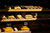 Ausgestellte Lebensmittel in einer Bäckerei, Porto, Bezirk Porto, Portugal, Europa